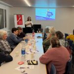 Infoabend zur Kitainitiative der SP im Pfarreiheim Schüpfheim, Publikum hört sich Präsentation von Kantonsrätin Anja Meier an.