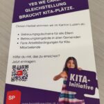 Blau weisser Flyer zur Kitainitiative, Yes we care, Gleichstellung braucht Kita-Plätze