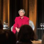 Ruth Dreifuss Ruth Dreifuss in Zürich am 08.10.2025, im roten Mantel auf Podium im Volkshaus sitzend, schaut ins Publikum und lacht.