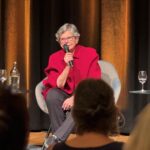 Ruth Dreifuss Ruth Dreifuss in Zürich am 08.10.2025, im roten Mantel auf Podium im Volkshaus sitzend, spricht zum Publikum.