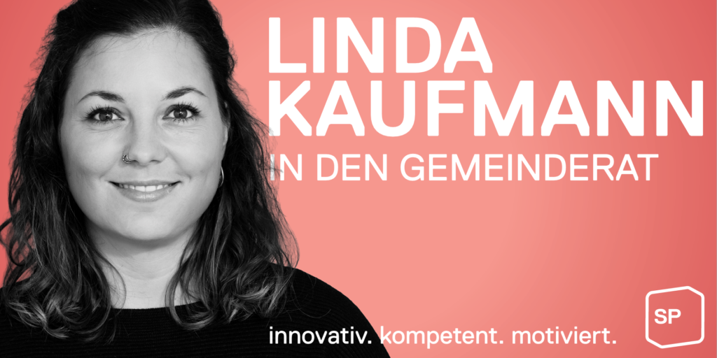 Portrait Linda Kaufmann, lächelnd, schwarzweiss auf rotem Hintergrund, Slogan: innovativ. kompetent. motiviert