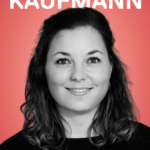 Portrait Linda Kaufmann, lächelnd, schwarzweiss auf rotem Hintergrund, Slogan: innovativ. kompetent. motiviert
